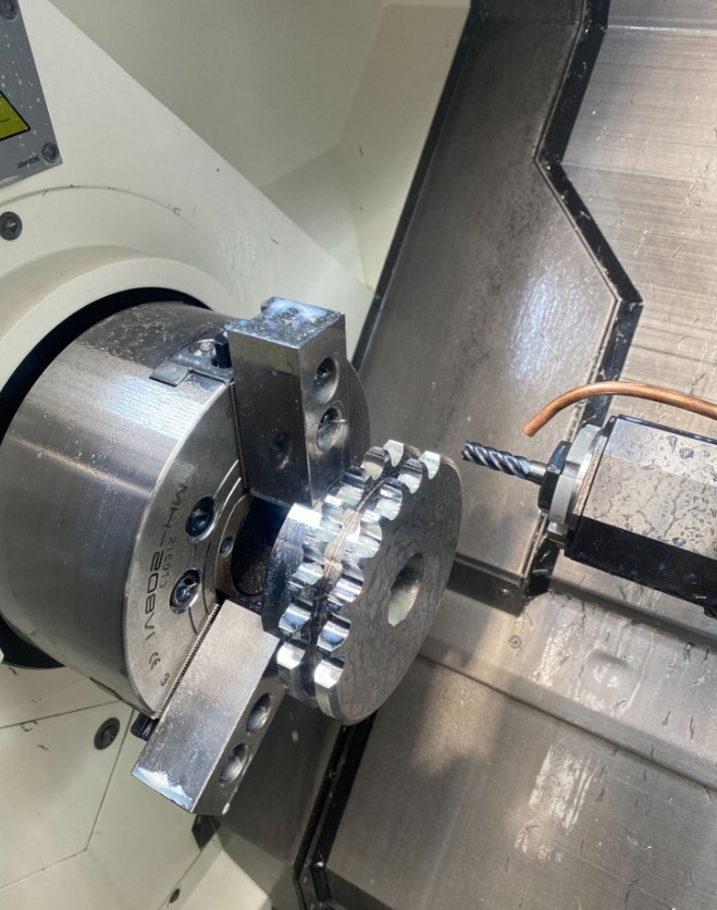 CNC-Drehbearbeitung mit Zahnrad im Spannfutter