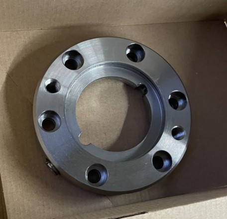 Gefräster Flansch mit Bohrungsmuster