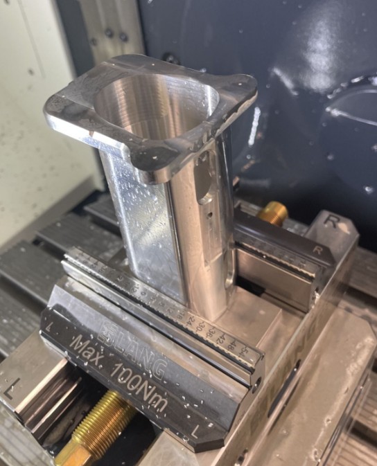 CNC-gefrästes Werkstück im Schraubstock